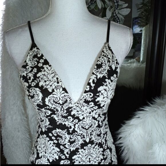 ASTR BODYCON BLACK & WHITE FLORAL DRESS SZ.M GUC - Picture 3 of 11